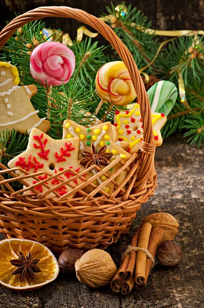 Gingerbread cookies and lollipops in a basket — Stock Photo, Image