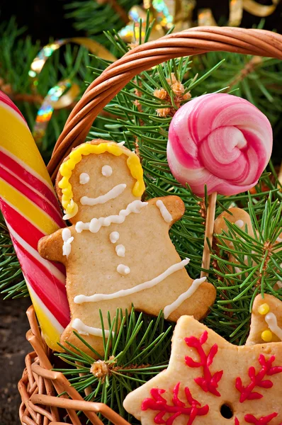 Lebkuchen und Lutscher im Korb — Stockfoto