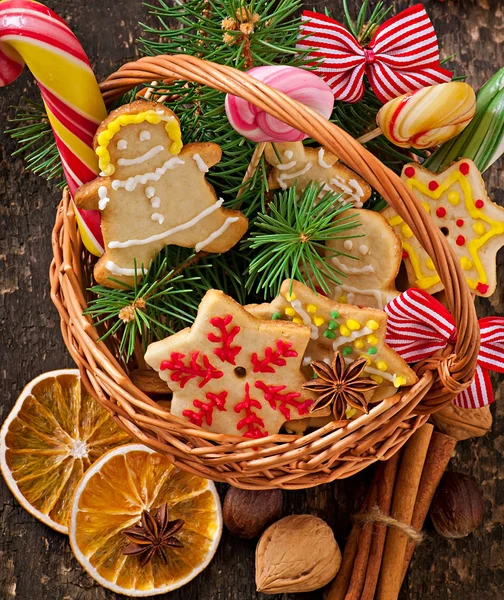 Gingerbread cookies and lollipops in a basket — Stock Photo, Image