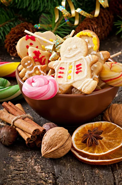 Galletas de jengibre y piruletas en un tazón — Foto de Stock