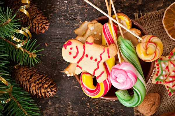 Gingerbread çerezleri ve lolipop kase — Stok fotoğraf