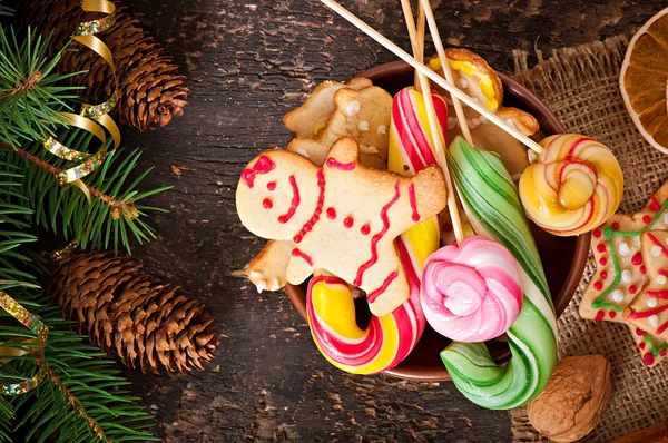 Biscotti di pan di zenzero e lecca-lecca in ciotola — Foto Stock