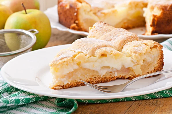 Apple pie with custard — Stock Photo, Image