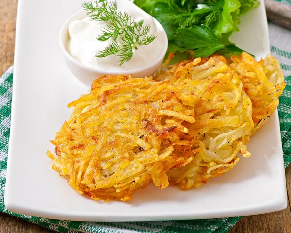 Geurige Aardappelpannenkoekjes met zure room en kruiden — Stockfoto
