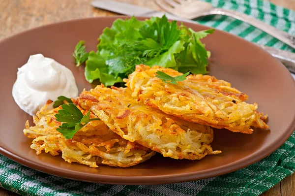 Aardappelpannenkoeken met zure room — Stockfoto