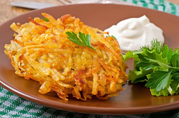 Panqueques de patata con crema agria — Foto de Stock