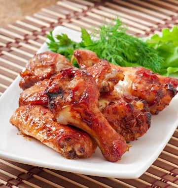 Asya tarzında pişmiş tavuk kanatları