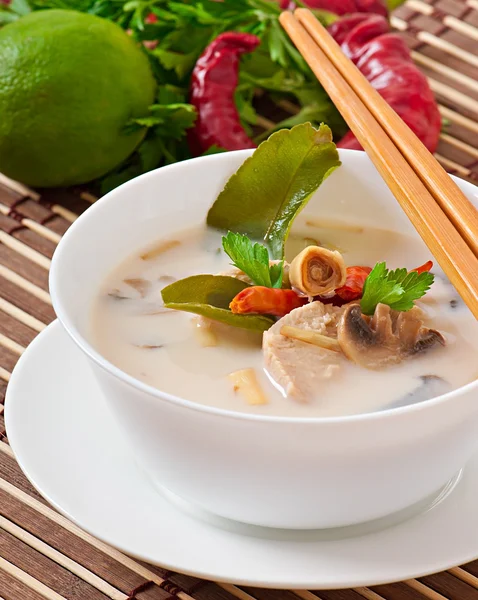 Sopa tailandesa con pollo y champiñones — Foto de Stock