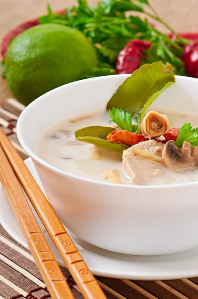 Тайский суп с курицей и грибами — стоковое фото