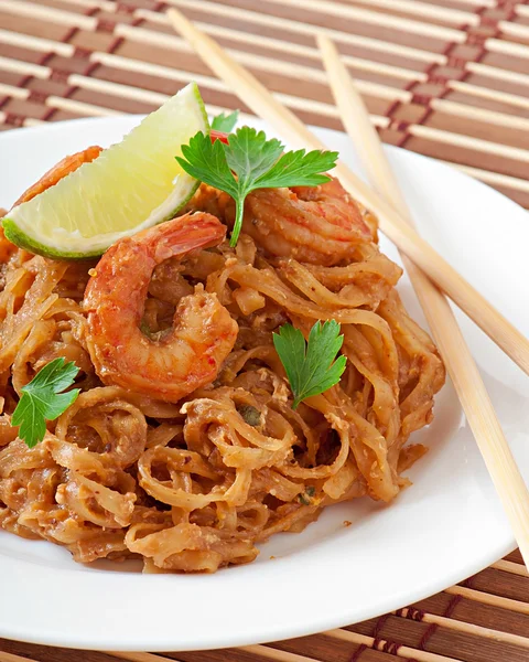 Stir-Fried noodles with prawns — Stock Photo, Image