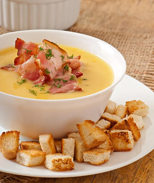Крем-суп из гороха с жареным беконом и гренками — стоковое фото