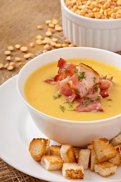 Sopa de creme de ervilhas com bacon frito e croutons — Fotografia de Stock