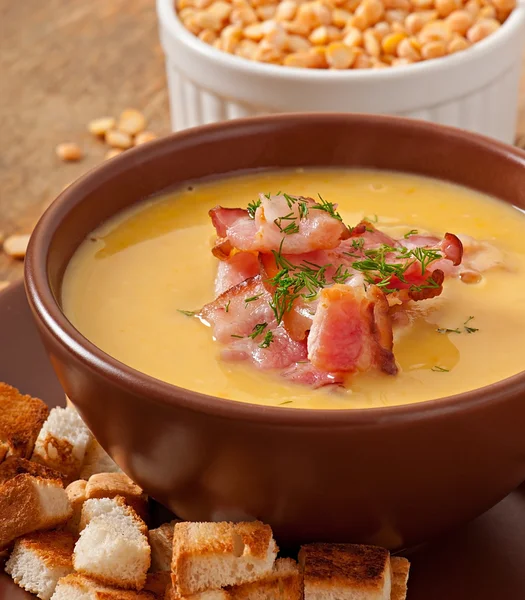 Cream soup of peas with fried bacon and croutons — Stock Image Cream soup of peas with fried bacon and croutons Stock Photo