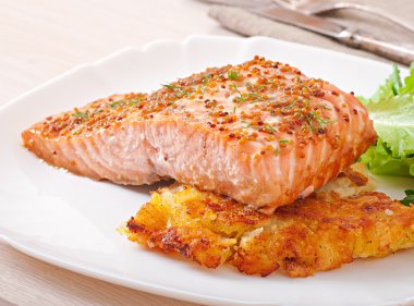 Patates graten ile pişmiş somon