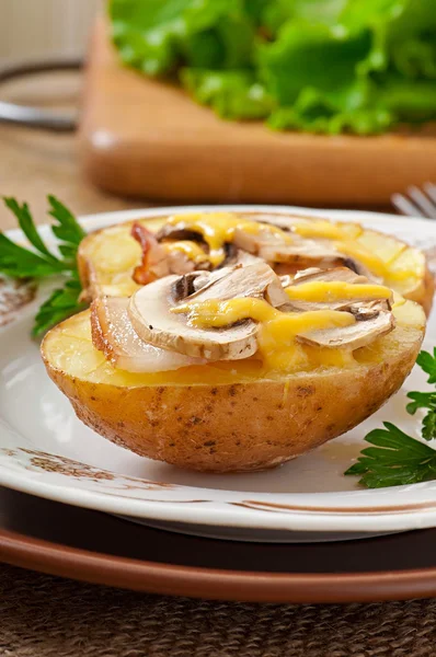 Patata al horno con champiñones y tocino —  Fotos de Stock