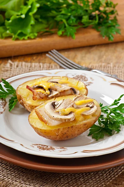 Pečené brambory s houbami a slaninou — Stock fotografie