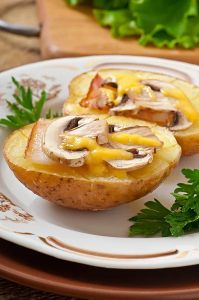 Baked potato with mushrooms and bacon — Stock Photo, Image