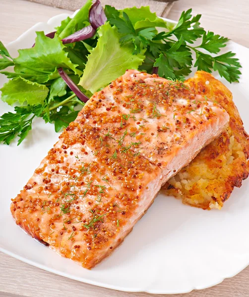 Salmone al forno con gratin di patate — Foto Stock