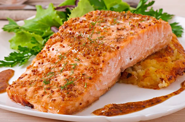 Salmão assado com gratinado de batata — Fotografia de Stock