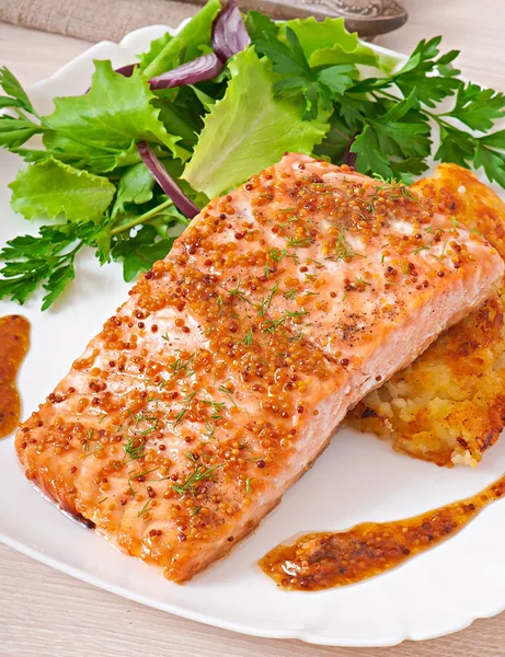 Salmone al forno con gratin di patate — Foto Stock