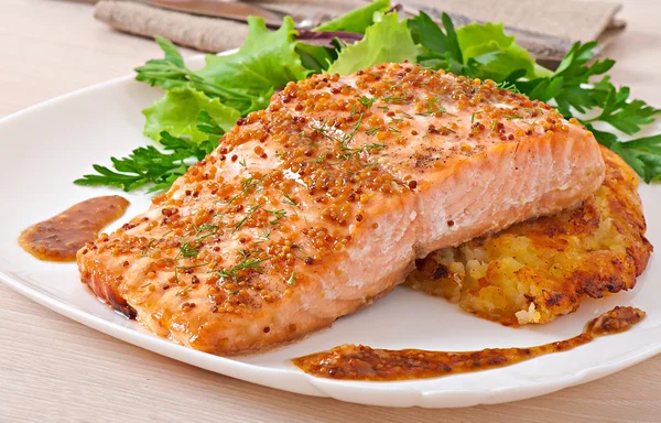 Salmone al forno con gratin di patate — Foto Stock