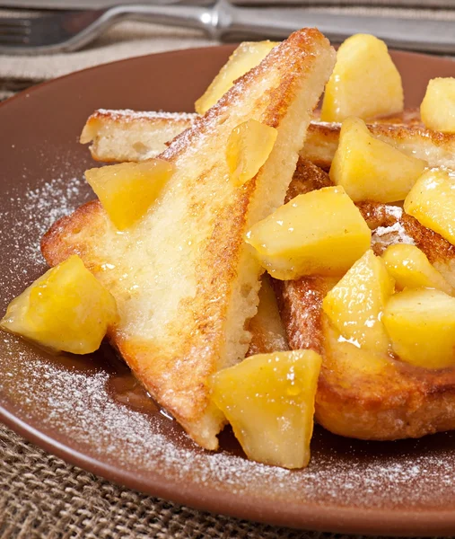 French toast con mele caramellate — Foto Stock