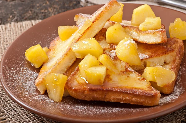 Toast français aux pommes caramélisées — Photo