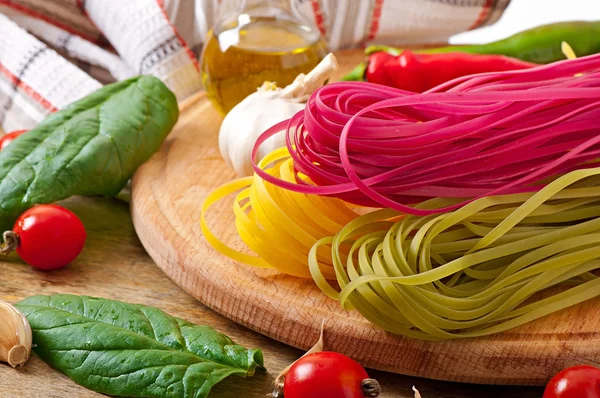 Kleurrijke fettuccine pasta — Stockfoto