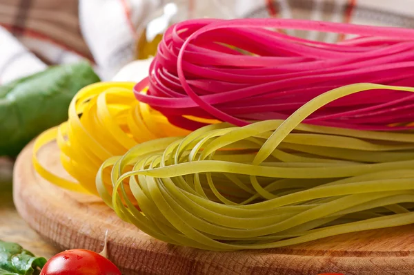 Kleurrijke fettuccine pasta — Stockfoto