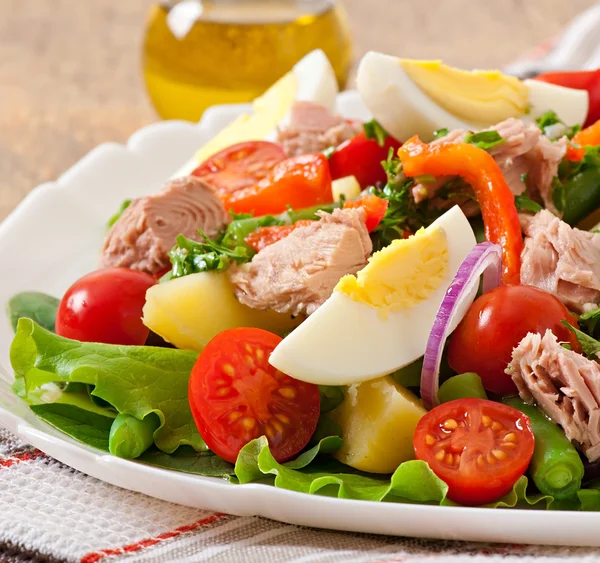 Salada de salmão fresca, ovos de alface e de codorniz — Fotografia de Stock