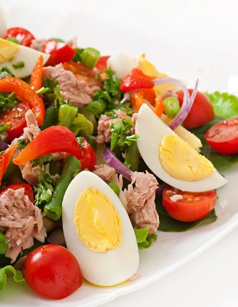 Färsk lax sallad, sallad och vaktel ägg — Stockfoto