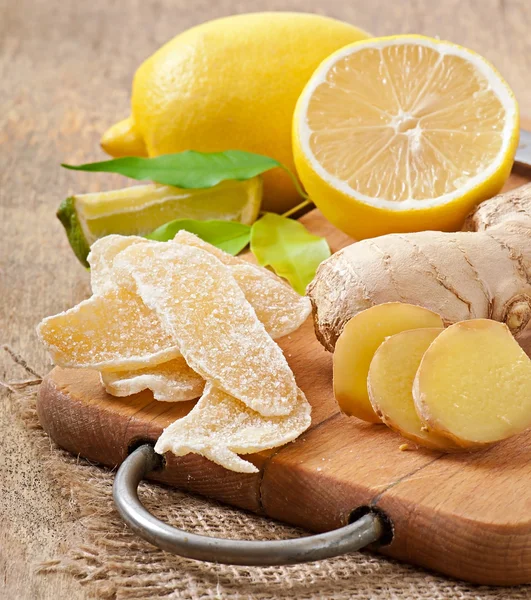 Zencefil kökü, şekerlenmiş zencefil ve limon