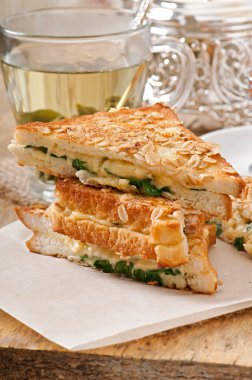 Sıcak ekmek peynir ve ıspanak ile