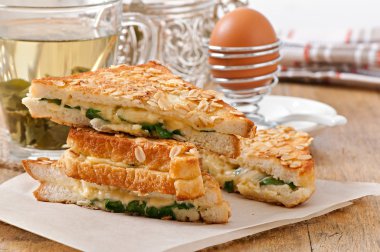 Sıcak ekmek peynir ve ıspanak ile