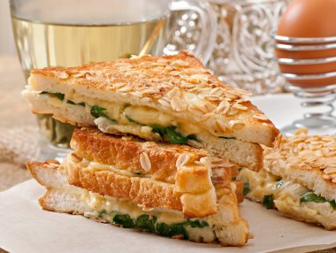 Sıcak ekmek peynir ve ıspanak ile