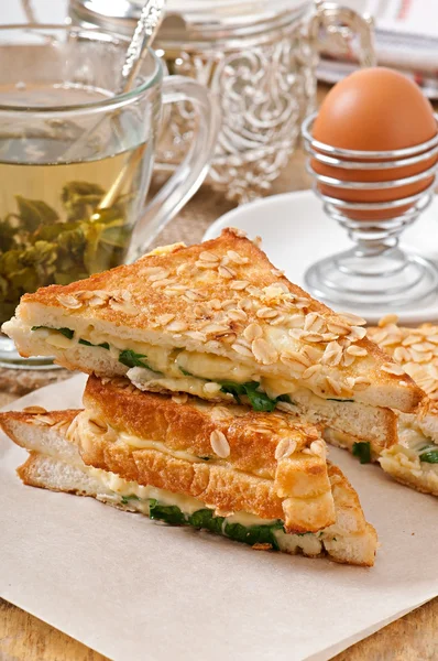 Sıcak ekmek peynir ve ıspanak ile