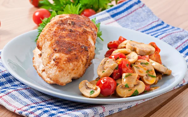 Filete de pollo con champiñones y tomates —  Fotos de Stock