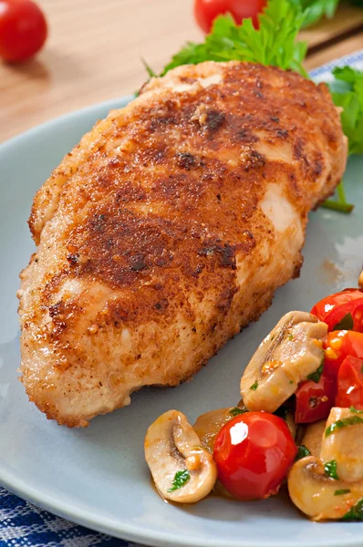 Chicken fillet with mushrooms and tomatoes — Stock Photo, Image
