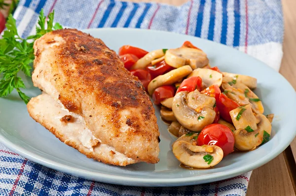 Filetto di pollo con funghi e pomodori — Foto Stock