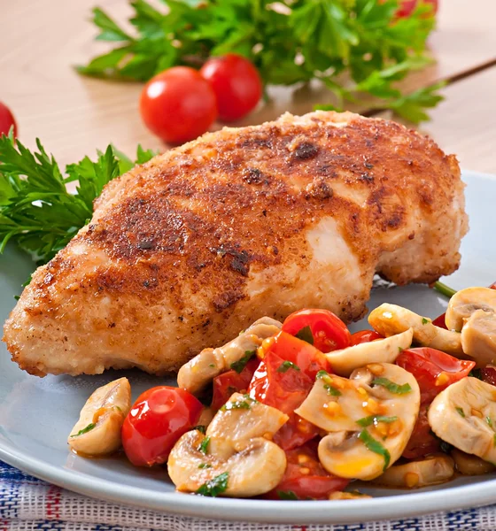 Hühnerfilet mit Champignons und Tomaten — Stockfoto