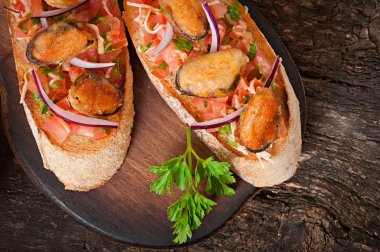 Midye, peynir ve domates Bruschetta