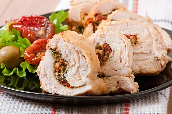 Pollo laminado con espinacas y tomates secados al sol — Foto de Stock