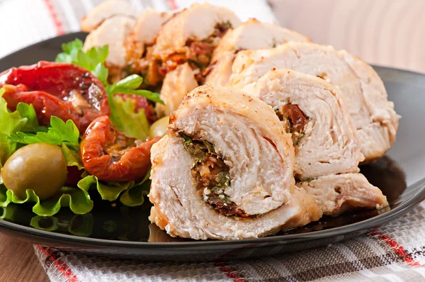 Poulet roulé aux épinards et tomates séchées au soleil — Photo