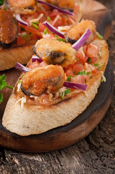 Bruschetta mit Miesmuscheln, Käse und Tomaten — Stockfoto