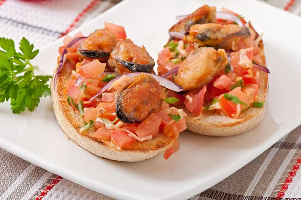 Bruschetta with mussels, cheese and tomatoes — Stock Photo, Image