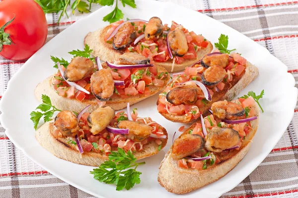 Bruschetta con mejillones, queso y tomates —  Fotos de Stock