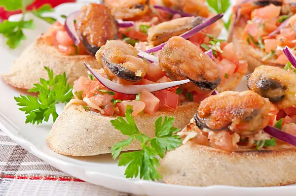 Bruschetta con mejillones, queso y tomates — Foto de Stock