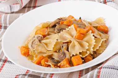 Makarna kabak ve mantar dilimleri ile