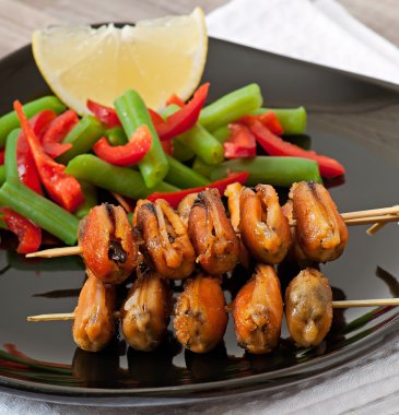 Kızarmış midye soğan ile