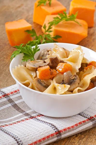 Pâtes aux tranches de citrouille et de champignons — Photo